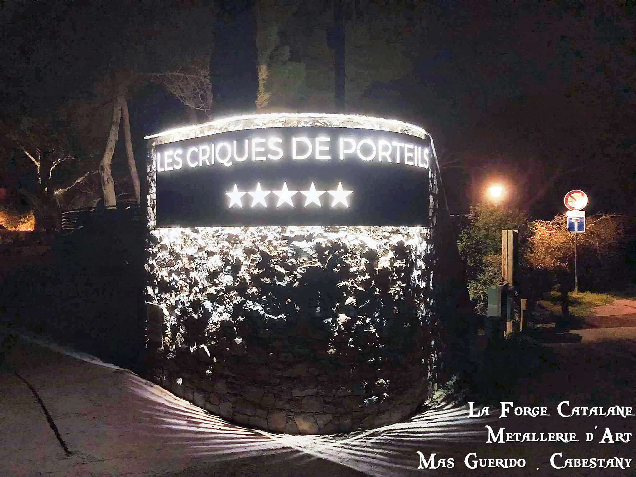 enseigne camping criques de porteils cintree en decoupe laser forge catalane.jpg